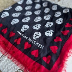 ALEXANDER MCQUEEN LOVE HEART SKULL SCARF